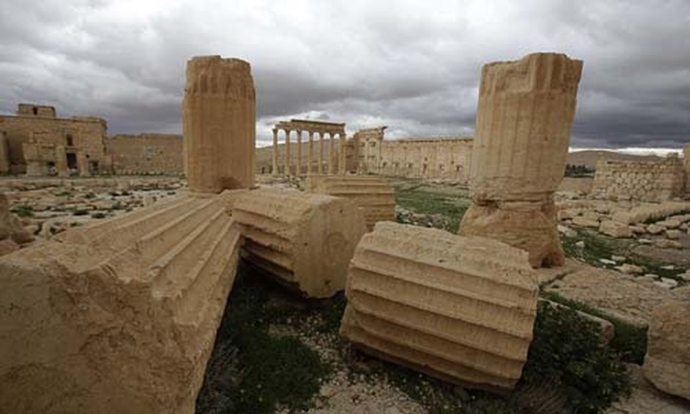 Khu vực sân ở ngôi đền Baal thuộc thành phố ốc đảo Palmyra, Syria bị bom đạn tàn phá, ảnh hưởng nghiêm trọng đến các di tích.