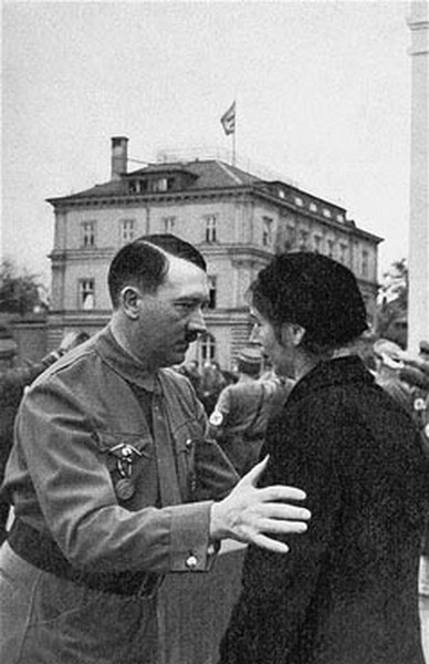 Adolf Hitler nói chuyện, động viên tinh thần một góa phụ có chồng là thành viên đảng Quốc xã chết trong cuộc đảo chính “Nhà hàng Bia” (Beer Hall Putsch). Ảnh chụp ngày 9/11/1935.