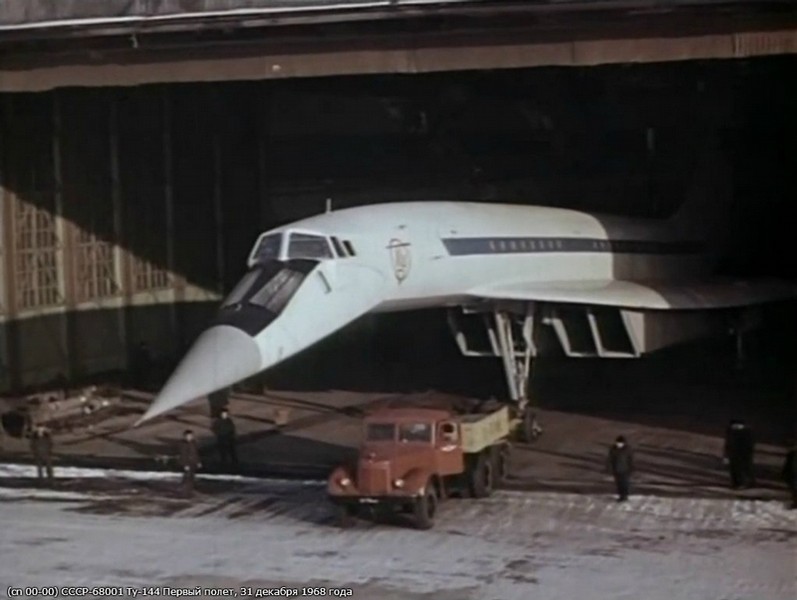 TU-144 là máy bay chở khách siêu thanh do phòng thiết kế Tupolev chế tạo vào những năm 1960.