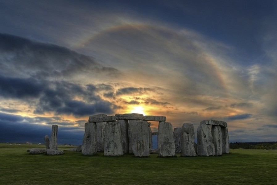 1. Là nơi chôn cất. Theo một nghiên cứu, Stonehenge có thể ban đầu được xây dựng thành một nghĩa trang dành cho tầng lớp quý tộc. Vào hơn 1 thế kỷ trước, giới chuyên gia đã phát hiện mảnh xương người đầu tiên. Tuy nhiên, vào thời điểm đó, họ cho rằng những mảnh xương đó không quan trọng và chôn cất chúng lại.