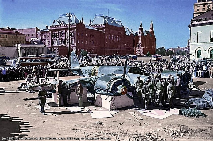 Một tháng sau khi phát xít Đức tấn công Liên Xô (tháng 7/1941), Moscow đã tổ chức triển lãm trưng bày máy bay Junkers Ju 88A-5 của phát xít Đức bị không quân Liên Xô bắn hạ và rơi ở trong rừng.