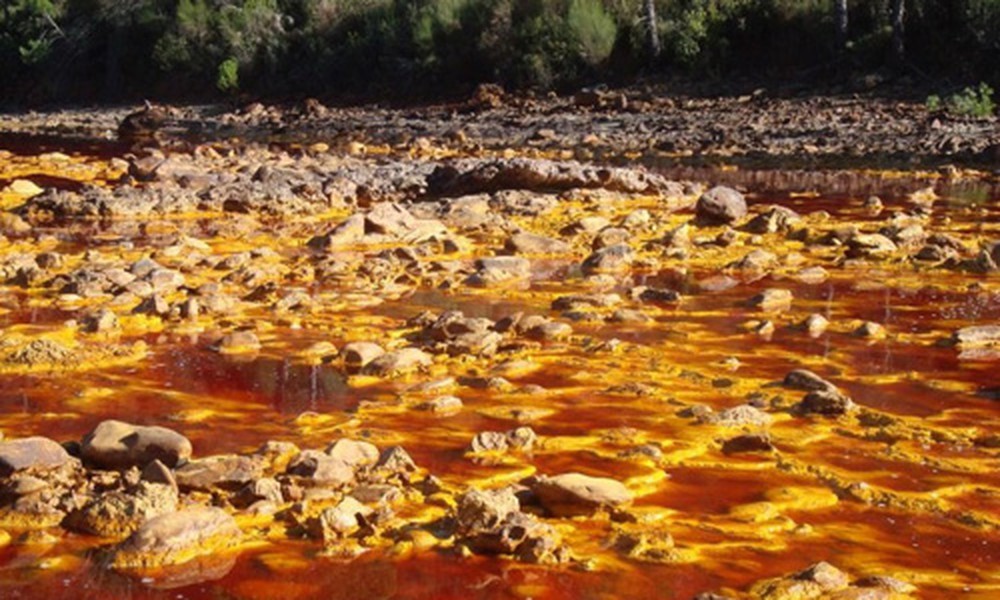 1. Rio Tinto, Tây Ban Nha. Đây là một trong những nơi lạ lùng nhất trên trái đất khiến nhiều người cho rằng đây là hình ảnh một dòng sông ở trên sao Hỏa. Khi đến nơi đây, mọi người sẽ thấy địa điểm trên trái đất này rất giống với những  hành tinh ngoài trái đất.