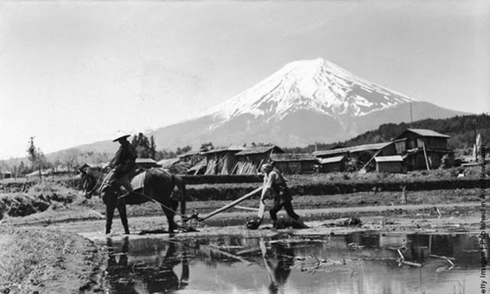 Người nông dân làm ruộng cần mẫn ở chân dãy núi Fujiyama, Nhật Bản. Ảnh chụp vào năm 1950. Hình ảnh  đất nước Nhật Bản yên bình những năm 1950 - 1960 yên bình đã trở thành chủ đề hấp dẫn của nhiều nhiếp ảnh gia trong quá trình xứ sở hoa anh đào tái thiết đất nước sau Chiến tranh thế giới 2.