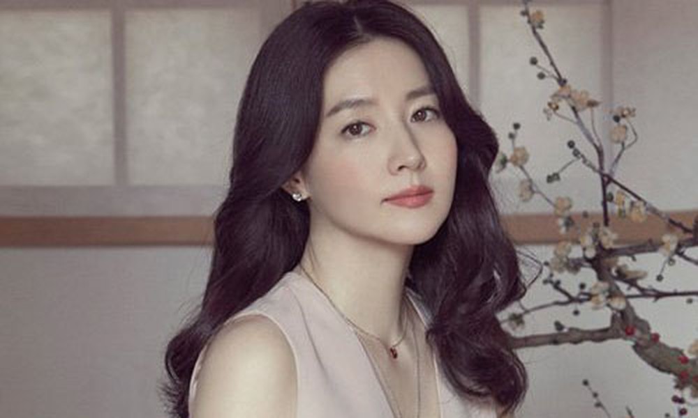 Mỹ nhân U50 Hàn Quốc Lee Young Ae năm nay 44 tuổi, được mệnh danh là “quý bà oxy” nhờ vẻ trẻ trung bấp chấp thời gian. Dù đã có hai con song Nàng Dae Jang Geum vẫn giữ được vẻ đẹp "tỏa sáng như pha lê" mỗi khi xuất hiện.