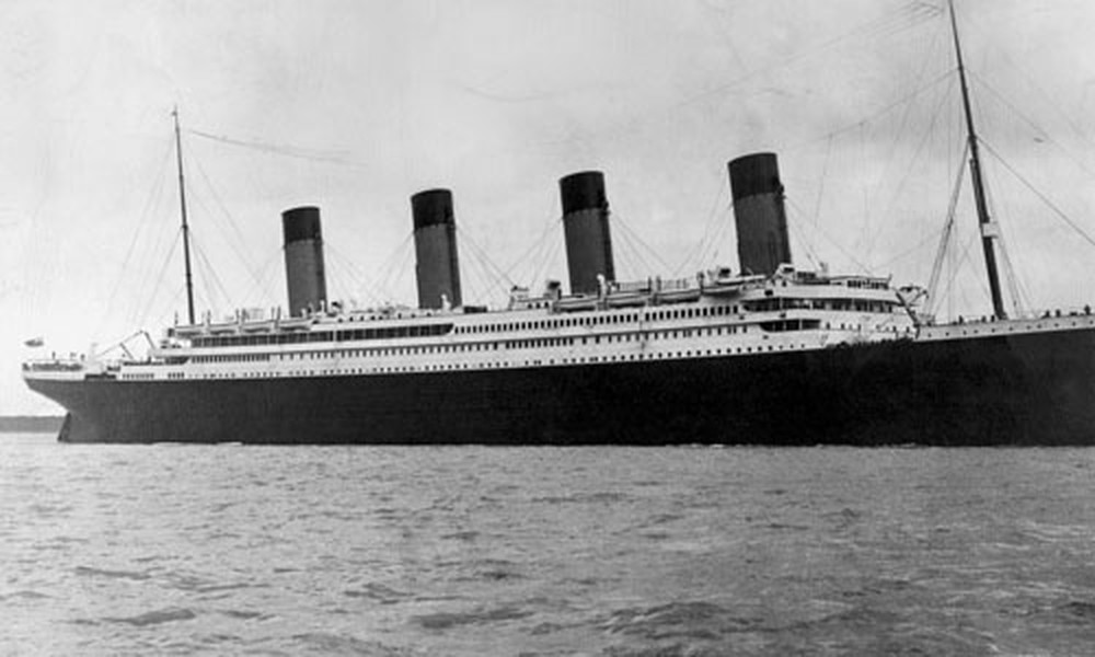 Trước khi bị chìm vào đêm ngày 14/4/1912, RMS Titanic là một trong những con tàu lớn nhất thế giới vào thời điểm đó. Con tàu này được mệnh danh là “không thể chìm” khi có tới 15 vách ngăn chống nước. Tuy nhiên, đây cũng chính là yếu tố làm cho con tàu lao thẳng xuống đáy đại dương sau khi nó va vào tảng băng trôi khổng lồ.  Thảm họa chìm tàu Titanic đã gây ra hậu quả khủng khiếp.