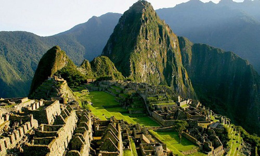  Thành phố Machu Picchu của người Inca nằm trên một sườn núi trong thung lũng Urubamba ở Peru, cách thành phố Cusco khoảng 80 km về phía Tây Bắc. Nằm ở độ cao 2.350m, Machu Picchu là công trình ở trong tình trạng tốt nhất còn đến ngày nay của nền văn minh Inca.