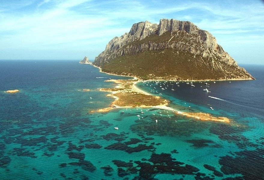 Hòn đảo cô đơn Tavolara nằm giữa biển với một ngọn núi nhô lên ở phía nam đảo Sardinia (Italy). Nơi đây chính là nơi tọa lạc của  vương quốc nhỏ nhất thế giới khi có diện tích khiêm tốn với 11 cư dân sinh sống và 100 con dê. Đây chính là nơi sinh sống của gia đình Giuseppe Bertoleoni và con cháu trong hơn 200 năm qua.