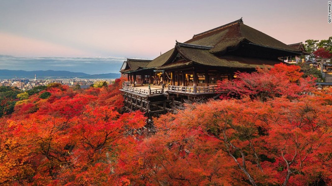 Chùa Thanh Thủy (Kiyomizu-dera) có bề dày lịch sử hơn 1.200 năm tuổi.  Ngôi chùa cổ kính này nằm ở Kyoto và được Unesco công nhận là di sản văn hóa thế giới.