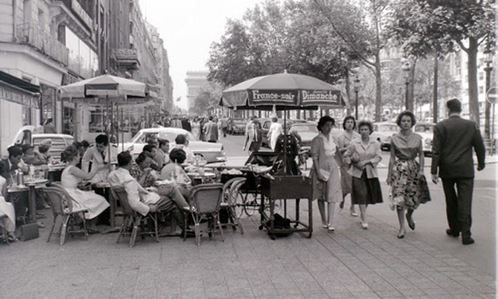  Paris giữa những năm 1950 trong những bức ảnh đen trắng toát lên cảm giác yên bình, mộc mạc. Ảnh chụp tại đại lộ Champs Elysees.