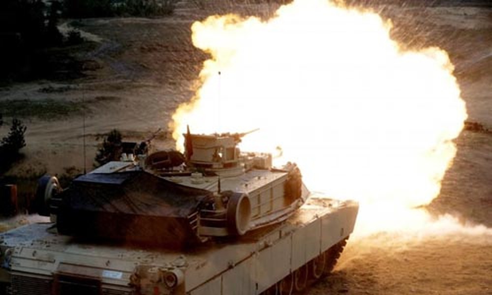 Xe tăng chiến đấu chủ lực M1A2 Abrams khai hỏa trong cuộc tập trận  Kỵ binh tấn công diễn ra tại Adazi, Latvia.