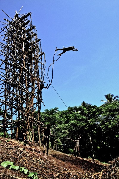 Những chàng trai trẻ ở quốc đảo Vanuatu nhảy xuống từ các tháp nhỏ với dây quấn quanh cổ chân trong  nghi lễ đánh dấu trưởng thành. Mục đích là đầu chạm vào đất, để được công nhận là một người đàn ông.