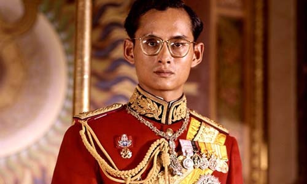 Ngày 13/10, Quốc vương Thái Lan Bhumibol Adulyadej băng hà ở tuổi 88, sau 70 năm trị vì. Ông là một trong những hoàng đế tại vị lâu nhất trong lịch sử thế giới khi lên ngôi báu vào ngày 9/6/1946.