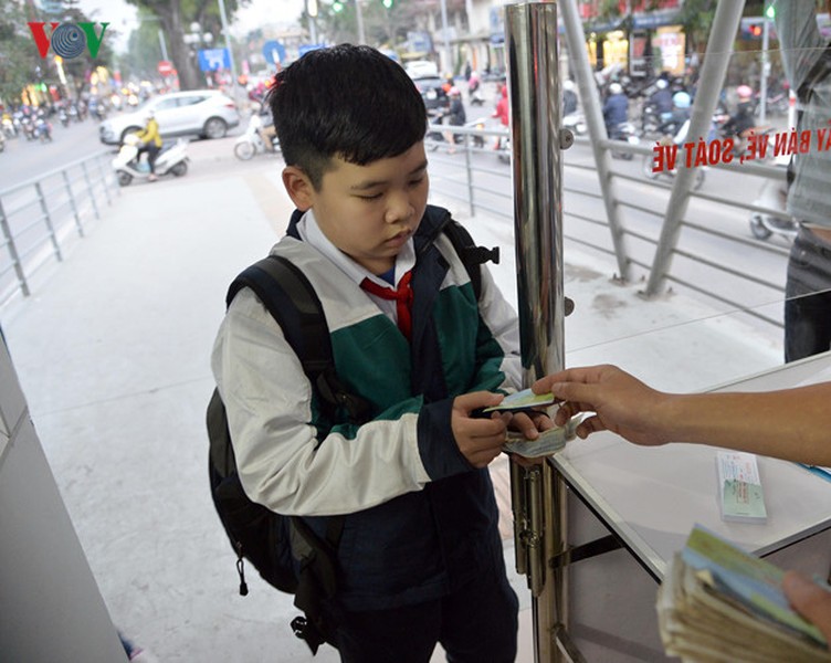 Sáng 6/2, hệ thống xe  buýt nhanh BRT tại Hà Nội bắt đầu thu phí sau hơn một tháng thử nghiệm miễn phí vé cho hành khách. Trong ngày đầu tiên bán vé, lượng hành khách trên tuyến buýt nhanh vẫn ổn định so với những ngày miễn phí.