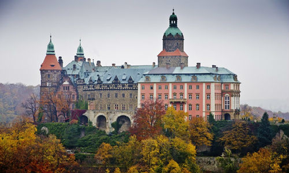 Lâu đài Ksiaz, hay còn được gọi là viên trân châu của vùng Upper Silesia, là lâu đài lớn thứ 3 tại Ba Lan. Được xây dựng từ thế kỷ 13, tới nay  tòa lâu đài Ksiaz là nơi chứng kiến rất nhiều hiệp ước lịch sử, cũng đã trải qua nhiều thay đổi chính trị. Ngày nay, lâu đài đã trở thành một điểm tham quan hấp dẫn, có nhà hàng và những tour du lịch ghé qua hàng ngày.