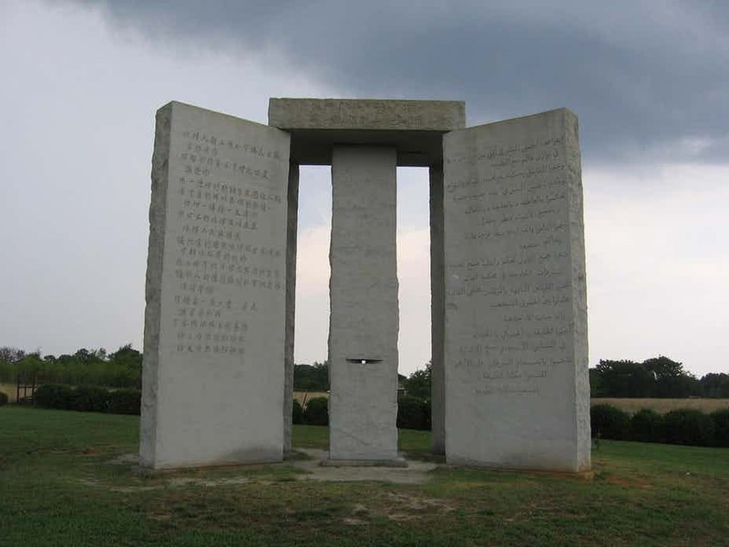 Đài kỷ niệm Georgia Guidestones là  công trình nổi tiếng thế giới được làm từ đá granit và được dựng lên ở quận Elbert, bang Georgia năm 1979. Bức tượng này được khắc bằng 8 thứ tiếng: Anh, Tây Ban Nha, Swahili, Hindi, Do Thái, Ả Rập, Trung Quốc và tiếng Nga.