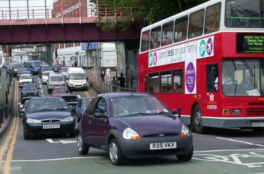 Giống như nhiều thành phố khác trên thế giới, thủ đô London, Anh cũng phải đối mặt với nạn ùn tắc giao thông, gây thiệt hại lớn về kinh tế. Để ứng phó với tình huống này, chính quyền London đã có giải pháp  quản lý phương tiện cá nhân, chống tắc đường bằng cách thu phí ùn tắc.