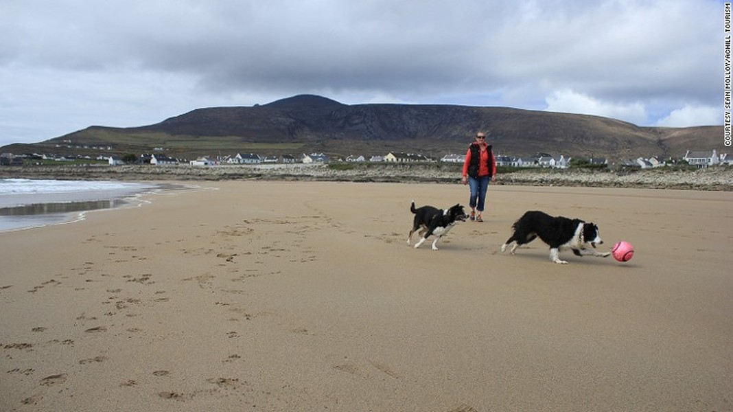 Theo CNN,  bãi biển ở Ireland được nhắc đến ở trên nằm gần ngôi làng nhỏ Dooagh trên đảo Achill. Đây là hòn đảo lớn nhất của Ireland với số dân khoảng 3.000 người. Hòn đảo này nổi tiếng với nhiều bãi biển tuyệt đẹp.