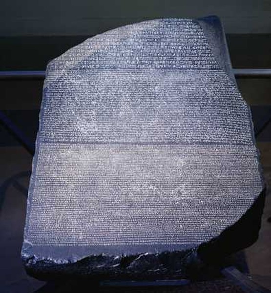  Hòn đá Rosetta (Rosetta Stone) được khai quật vào ngày 19/7/1977. Khi ấy, một binh sĩ Pháp đã phát hiện ra Rosetta khi xây dựng một pháo đài tại Rosetta - thành phố ở Địa Trung Hải.