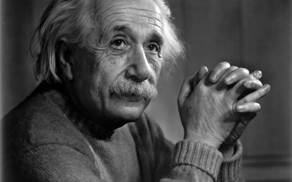 Bức thư của thiên tài vật lý Albert Einstein gửi cho Tổng thống Mỹ được xem là khởi nguồn dự án  bom nguyên tử của Mỹ. Cụ thể, 1 tháng trước khi Chiến tranh thế giới 2 nổ ra, Albert Einstein viết bức thư dài 2 trang gửi Tổng thống Mỹ Franklin D. Roosevelt.