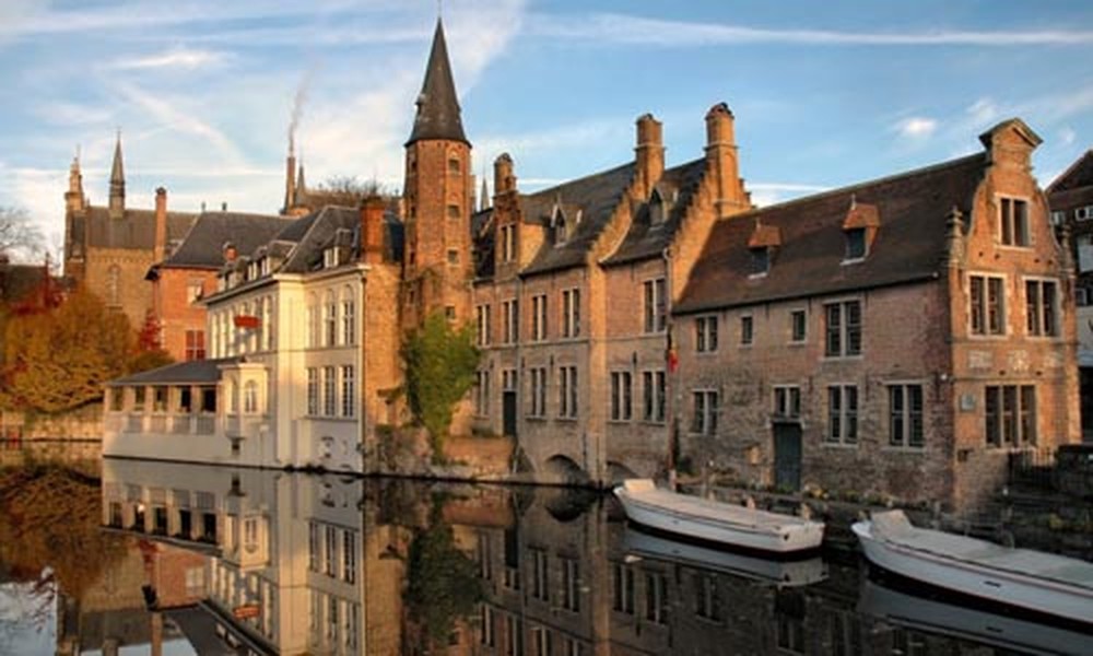 Bruges -  phiên bản Venice của phương Bắc. Từng là trung tâm thời kỳ trung cổ cùng với hệ thống kênh chằng chịt, không có gì ngạc nhiên khi thị trấn sô-cô-la nổi tiếng Bruges của Bỉ được mệnh danh là "Venice của phương Bắc". Mặc dù không có thuyền Goldola như Venice, song nơi này vẫn luôn tấp nập du khách thăm thú trên các kênh rạch bằng những chiếc thuyền sơn trắng đặc trưng của thành phố.