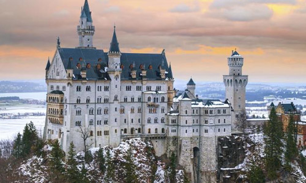 Lâu đài Neuschwanstein, Bavaria, Đức: Nằm trên một ngọn đồi ở Bavaria gần biên giới Áo, Neuschwanstein là hình ảnh về lâu đài hoàng gia trong cổ tích. Tòa  lâu đài cổ này còn là nguồn cảm hứng cho lâu đài Sleeping Beauty tại Disneyland và biểu tượng của hãng phim Disney. Neuschwanstein được vua Ludwig II của Bavaria xây dựng, nhưng ông đã qua đời trước khi công trình này hoàn tất. Lâu đài mở cửa cho công chúng tham quan từ năm 1886 và hiện nay là một trong những địa điểm thu hút du khách nhất ở châu Âu với hơn 1,4 triệu du khách ghé thăm mỗi năm. Nằm tại khu vực hẻo lánh, cách Munich 120 km về phía Nam lâu đài vẫn nguyên vẹn sau khi trải qua hai cuộc chiến tranh thế giới. Ảnh: Escape.