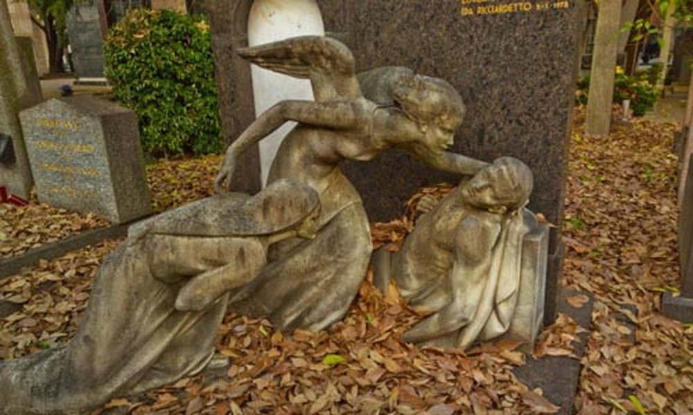 Nghĩa trang Cimitero Monumentale, Milan, Italia: Ban đầu, chỉ những người giàu có mới đủ điều kiện an nghỉ tại nghĩa trang này. Các ngôi mộ được trang trí bằng những  bức tượng đẹp nhất. Ngày nay, nghĩa trang trở thành bảo tàng, nơi du khách có thể đi dạo và ngắm các tác phẩm nhệ thuật hơn 150 năm tuổi.