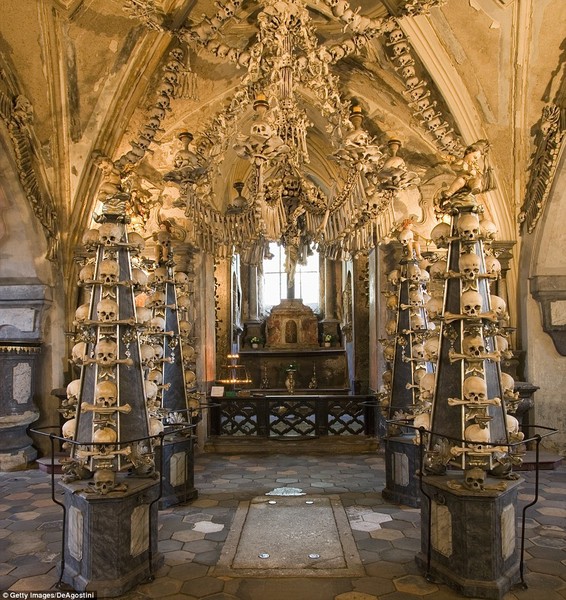 Là một trong những nhà thờ đặc biệt nhất thế giới,  nhà thờ Sedlec Ossuary nằm ở ngoại ô thành phố Kutna Hora, Cộng Hòa Séc được xây dựng theo lối kiến trúc Gothic.