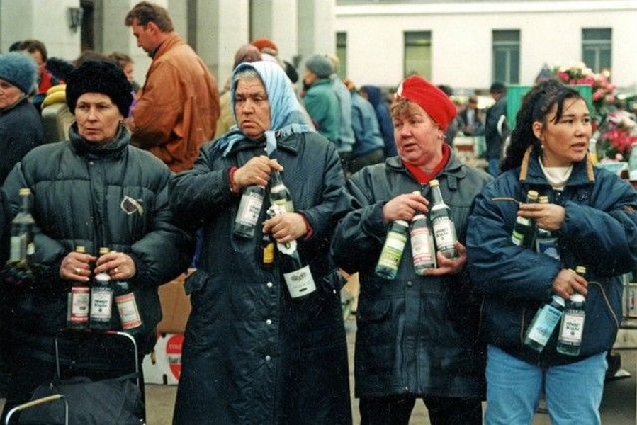 Một số người bán vodka cho hành khách tại nhà ga đường sắt ở thủ đô Moscow  nước Nga 25 năm trước.