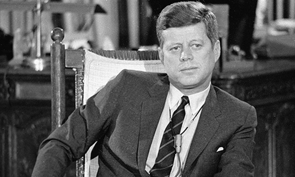  Tổng thống John F. Kennedy (1917 - 1963) là con thứ 2 trong gia đình có 9 người con của chính khách Joseph P. Kennedy. Ngay từ khi còn nhỏ, ông đã gặp một số vấn đề về sức khỏe như bệnh thủy đậu, sởi, ho gà hay sốt ban đỏ... Vị Tổng thống thứ 35 của Mỹ thường xuyên bị hành hạ bởi những căn bệnh quái ác.