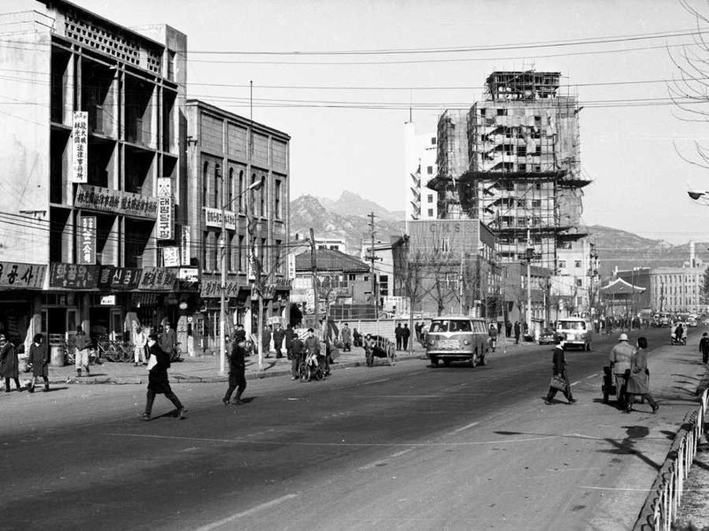  Hàn Quốc những năm 1960 - 1970 hiện lên vô cùng thanh bình, mộc mạc. Trong ảnh là những tòa nhà ở Hàn Quốc đang được xây dựng, góp phần thay đổi diện mạo của đất nước.