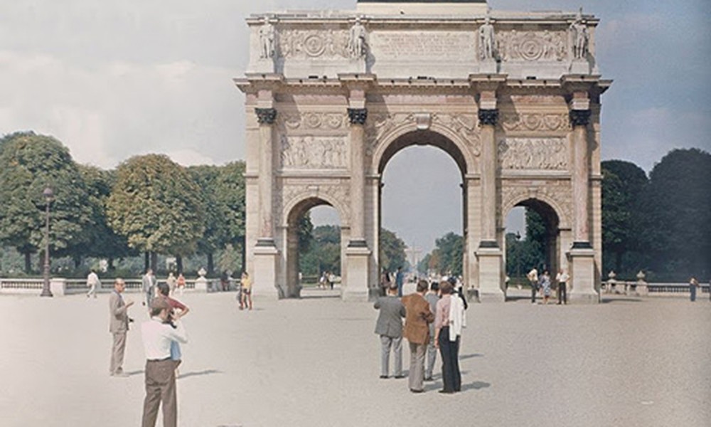 Loạt ảnh màu tuyệt đẹp  thủ đô Paris đầu những năm 1970 đem đến cho công chúng góc nhìn sống động về thành phố này thời xưa. Trong ảnh là nhiều người có mặt tại Khải hoàn môn Carrousel - một trong những địa điểm nổi tiếng ở Paris, Pháp.