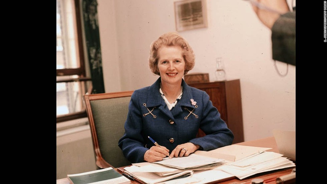 Sinh ngày 13/10/1925 tại Grantham, Lincolnshire (Anh),  "bà đầm thép" Margaret Thatcher là con gái ông chủ cửa hàng thực phẩm.