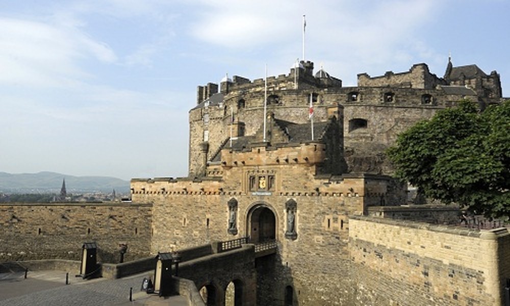 Edinburgh là một trong những  lâu đài nổi tiếng thế giới. Với bề dày lịch sử, lâu đài cổ của Anh này trở thành điểm đến hấp dẫn hàng triệu du khách ghé thăm mỗi năm.