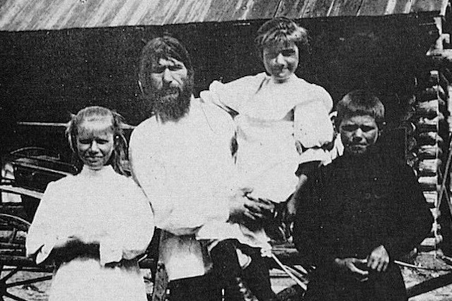 Grigori Rasputin (1869 - 1916) được dư luận biết đến là kẻ đã buông  lời nguyền nghiệt ngã khiến gia tộc hoàng gia Romanov gặp phải kết cục bi thảm.