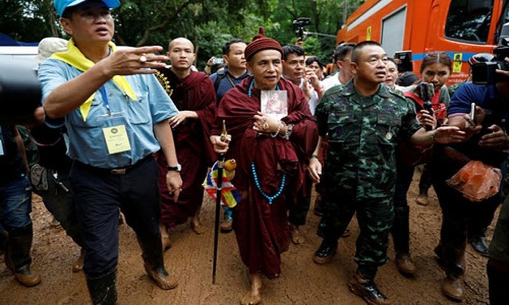 Bangkok Post mới đưa tin, trong thời gian gia đình 12 cậu bé thuộc  đội bóng Thái Lan bị mắc kẹt trong hang Tham Luang, nhà sư Thái Lan Kruba Boonchum Yannasangwalo đã đến để cầu nguyện và trấn an tinh thần cho người nhà các em.  