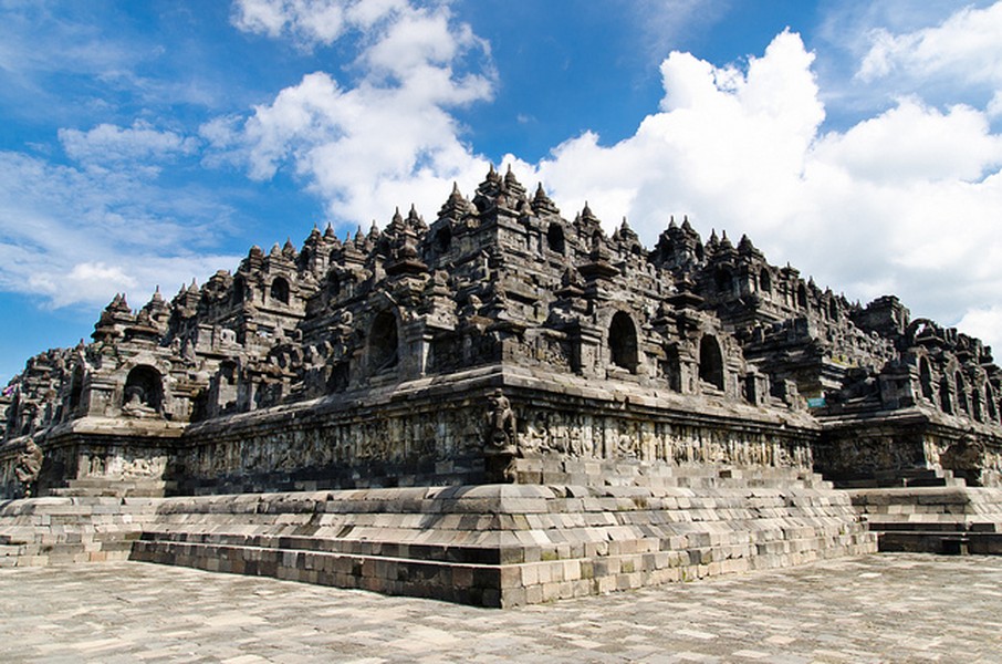 Borobudur là ngôi đền Phật giáo lớn nhất thế giới nằm trên đảo Java. Đây là một trong số những  di sản thế giới nổi tiếng của Indonesia. Tên của ngôi đền được lấy từ chữ Phạn “Vihara Buddha Ur” có nghĩa là “Đền thờ Phật trên núi cao”.