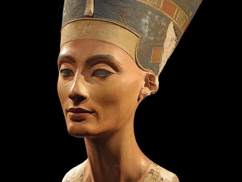 Là một trong những biểu tượng sắc đẹp trong thế giới cổ đại,  Nữ hoàng Ai Cập Nefertiti được miêu tả là giai nhân tuyệt sắc, làm đắm say lòng người.