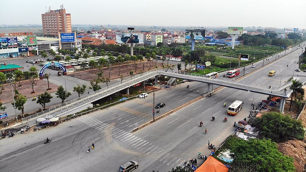  Cây bộ hành đặc biệt "2 trong 1" này nằm ngay trước trung tâm thương mại Mê Linh Plaza (huyện Mê Linh, TP Hà Nội).