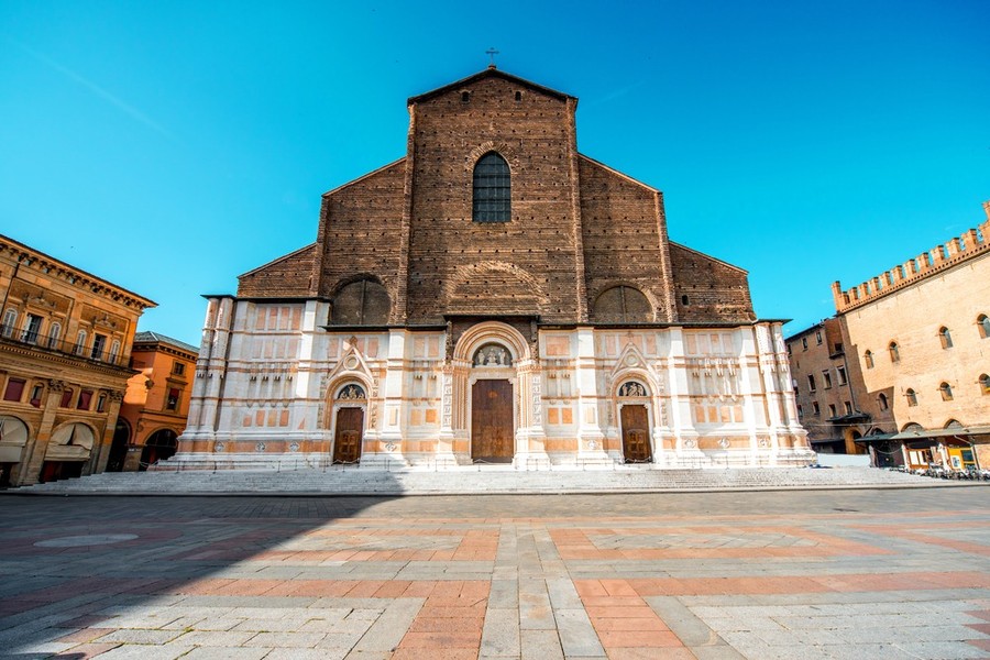 Basilica de San Petronio là  nhà thờ độc đáo, thu hút đông khách du lịch ghé thăm khi đến quảng trường trung tâm tại thành phố Bologna, Italy.