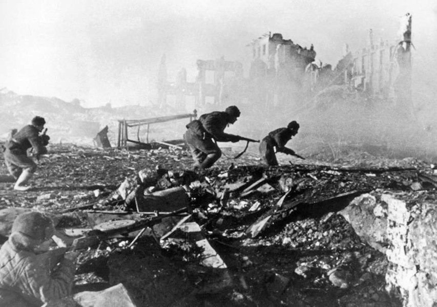 Trận Stalingrad diễn ra từ tháng 8/1942 - 2/1943 là một  trận chiến quan trọng trong Chiến tranh thế giới 2. Đây là cuộc chiến ác liệt giữa phát xít Đức với Hồng quân Liên Xô tại thành phố Stalingrad.