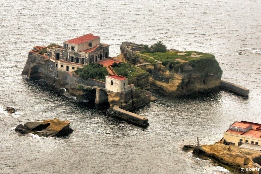  Hòn đảo bị "nguyền rủa" Gaiola (trong tiếng địa phương là Isola della Gaiola) nằm ở thành phố Naples, thuộc vịnh Naples.