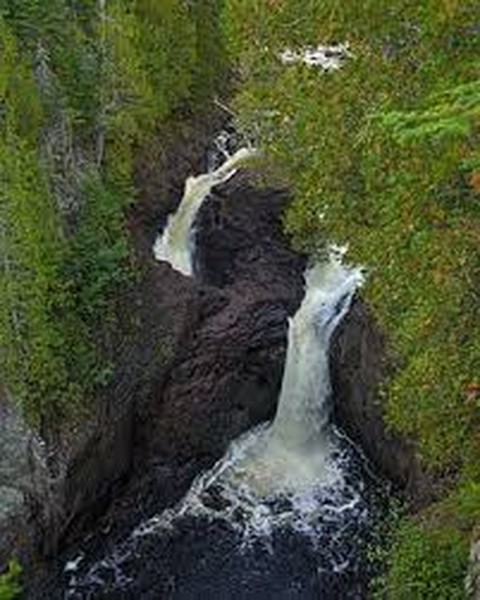 Thác nước Devil's Kettle tọa lạc tại công viên Judge C. R. Magney State thuộc bang Minnesota, Mỹ là một trong những địa điểm bí ẩn nhất thế giới. Tên của thác nước này có nghĩa là  chiếc ấm của quỷ dữ.