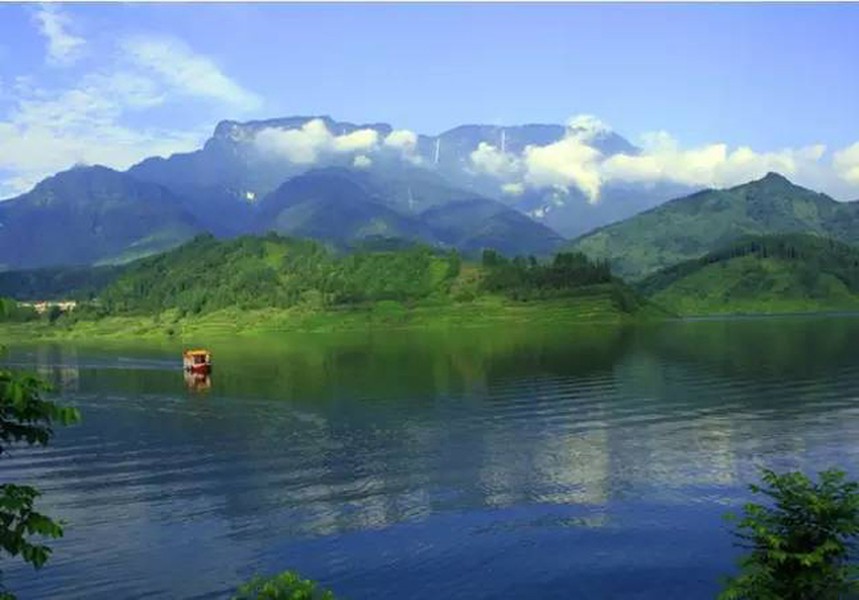 Hồ Mê Hồn trên núi Ngõa Ốc là một trong những " cấm địa chết chóc" nằm ở Tứ Xuyên, Trung Quốc. Sở dĩ người ta coi nơi đây là "cấm địa" bởi xảy ra những hiện tượng bí ẩn.