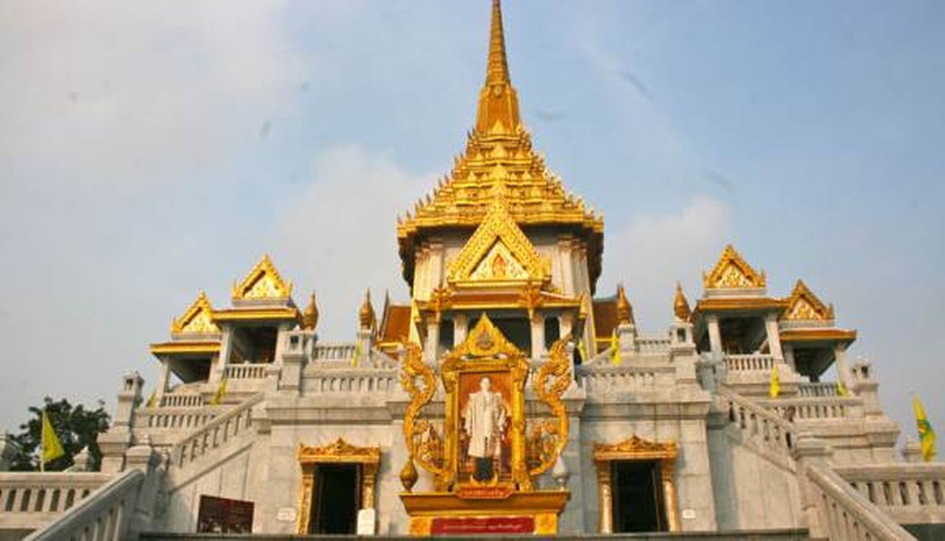 Wat Traimit (chùa Phật Vàng) là  ngôi chùa nổi tiếng ở thủ đô Bangkok, Thái Lan. Nơi đây gây chú ý với du khách bởi bề dày lịch sử cũng như kiến trúc tuyệt đẹp.