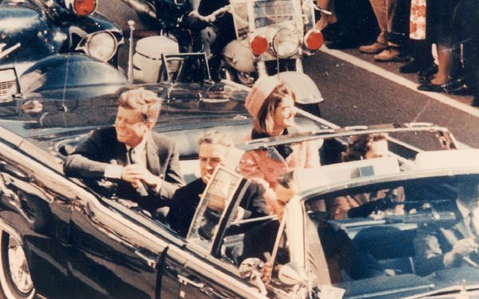  Vụ ám sát Tổng thống Kennedy diễn ra ở Dallas, Texas, Mỹ ngày 22/11/1963 đã trở thành sự kiện gây rúng động dư luận. Sau khi xảy ra vụ ám sát trên, giới chức Mỹ đã vào cuộc điều tra để truy bắt hung thủ.