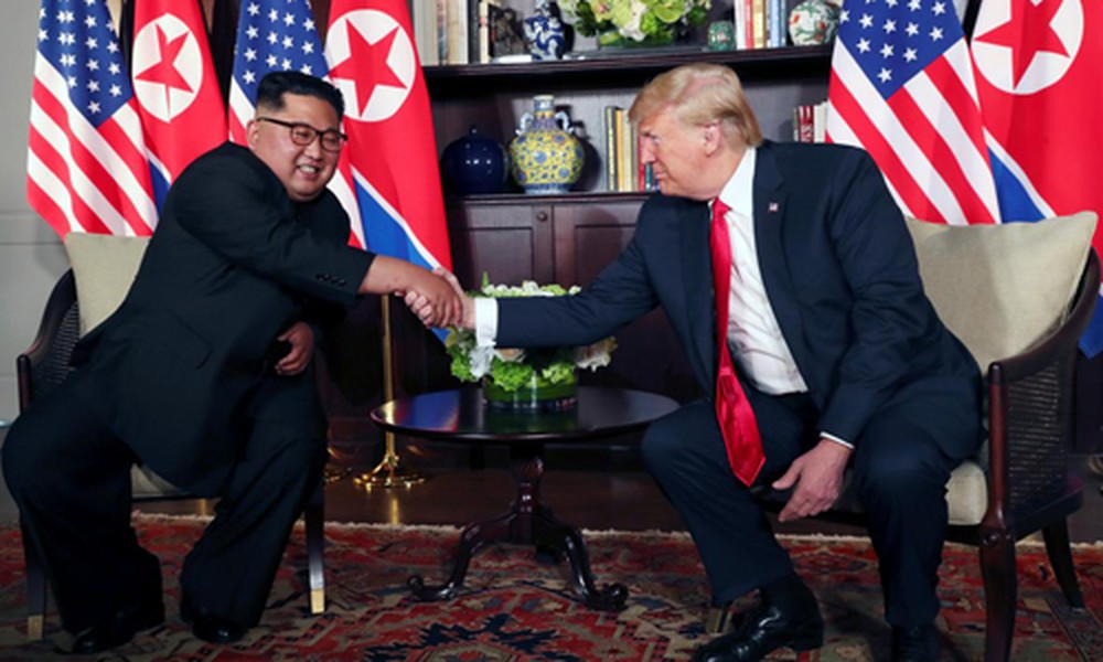 Ngày 12/6/2018 đã trở thành sự kiện lịch sử khi Tổng thống Mỹ Donald Trump và Chủ tịch Kim Jong-un của CHDCND Triều Tiên tham dự  hội nghị thượng đỉnh Mỹ - Triều lần đầu tiên tổ chức tại Singapore. Cái bắt tay lịch sử giữa hai nhà lãnh đạo Mỹ và Triều Tiên đã trở thành tâm điểm chú ý của dư luận.