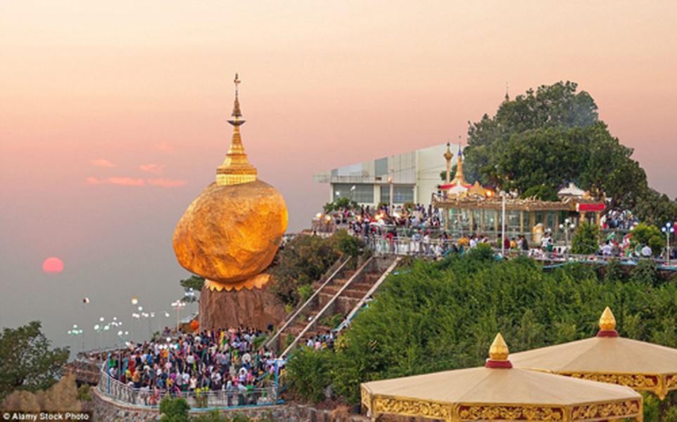 Chùa Kyaiktiyo là điểm hành hương Phật giáo nổi tiếng tại Myanmar. Ngôi chùa này nằm chơi vơi trên tảng đá thiêng có tên Golden Rock ( Đá Vàng).