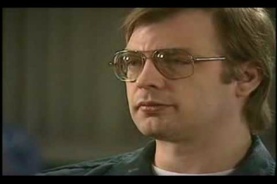 Jeffrey Dahmer là  sát nhân hàng loạt khét tiếng lịch sử với thú vui bệnh hoạn khiến dư luận kinh hãi và phẫn nộ. Tên sát nhân người Mỹ này đã giết 17 nam giới trong 13 năm (từ năm 1978 - 1991).