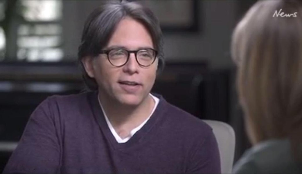 Keith Raniere (trong ảnh) là giáo chủ của NXIVM -  giáo phái ép phụ nữ làm nô lệ tình dục. Y đã thành lập giáo phái này cùng với Nancy Salzman năm 1998. Người đứng sau hỗ trợ giáo phái này là nữ diễn viên Allison Mack.