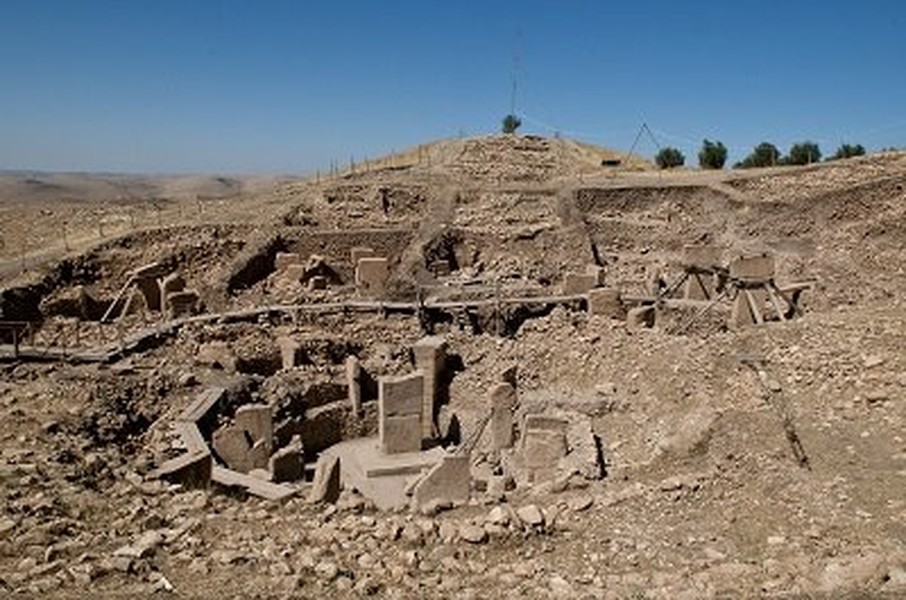 Göbekli Tepe ở Thổ Nhĩ Kỳ được xây dựng vào khoảng 12.000 năm trước. Theo nhà khảo cổ học Klaus Schmidt tin rằng đây là nơi thờ phụng lâu đời nhất của con người.  Nền văn minh cổ xưa tạo ra Göbekli Tepe với nhiều bí ẩn vẫn chưa được khoa học giải mã.